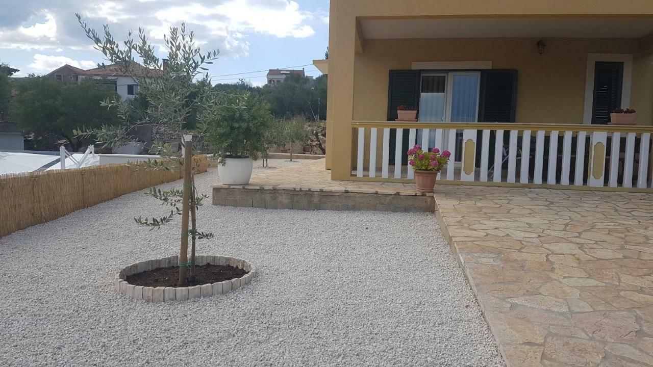 Apartment Azaleja Sali Bagian luar foto