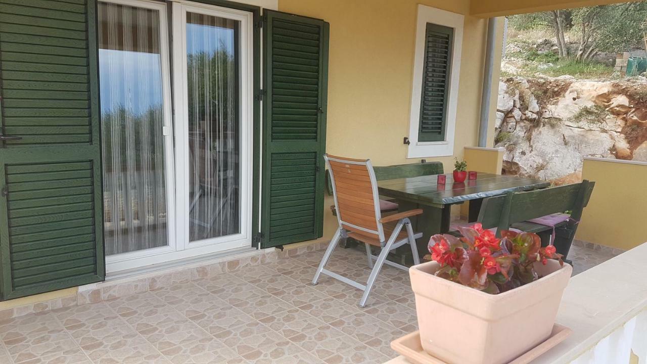Apartment Azaleja Sali Bagian luar foto