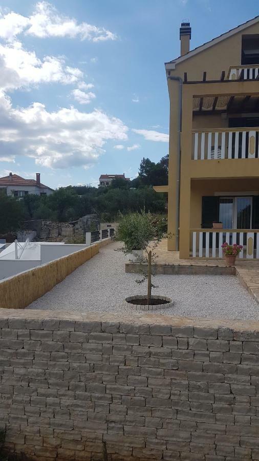 Apartment Azaleja Sali Bagian luar foto