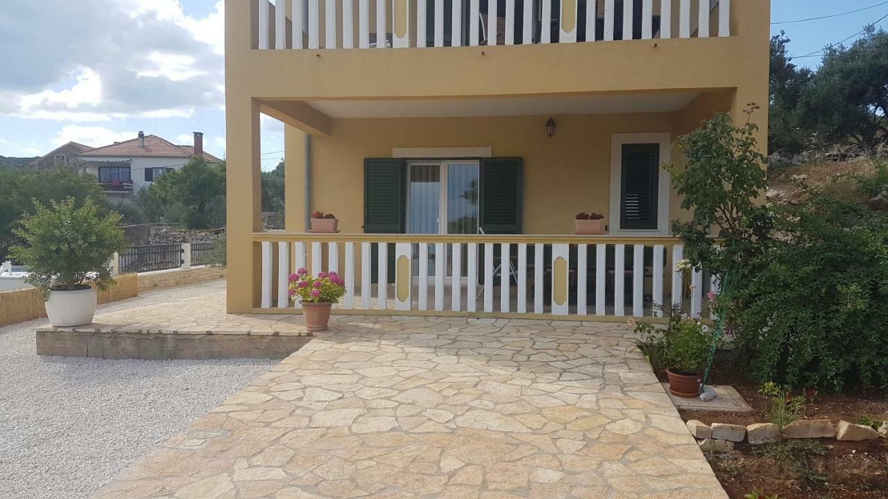 Apartment Azaleja Sali Bagian luar foto