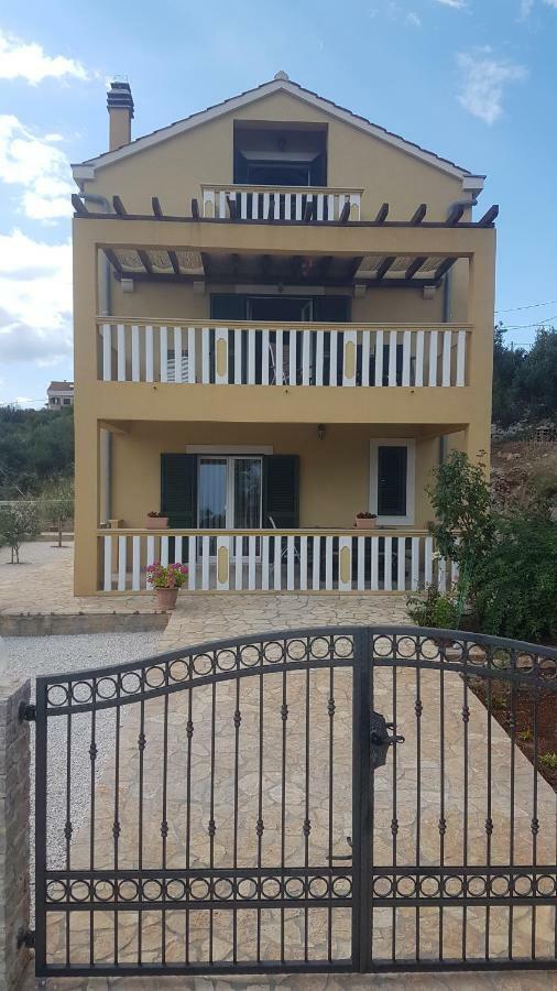 Apartment Azaleja Sali Bagian luar foto