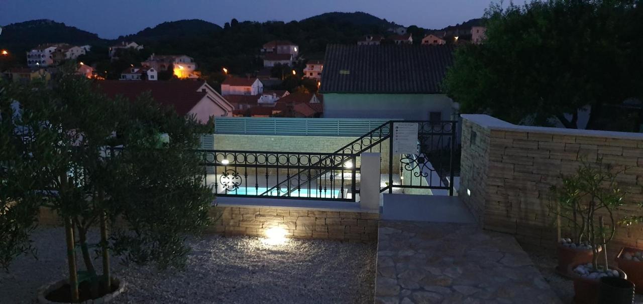 Apartment Azaleja Sali Bagian luar foto